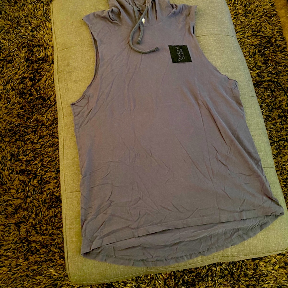 Sleeveless shirt w/hood